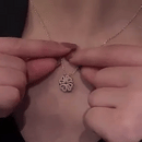 Kit Amor Eterno Colar Trevo de Coração + Caixa com 6 Rosas dia das mãe